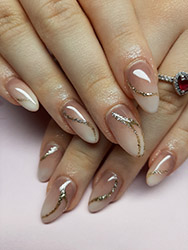 Mandula formájú körmök 20251002_164702.jpg [Készült: 2025. 10. 02. - samsung SM-A505FN]